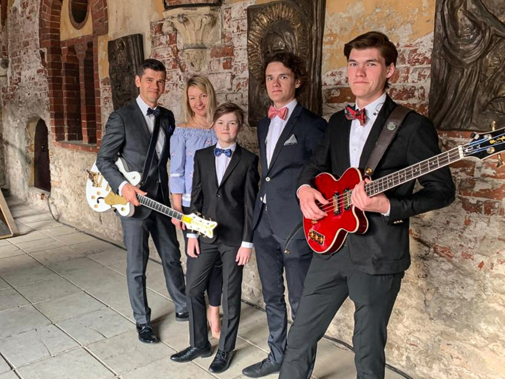 “Ze Band” pirmsākumi. No kreisās: Kaspars, Anda, jaunākais dēls Jēkabs, vidējais dēls Mārtiņš un vecākais dēls Kārlis.