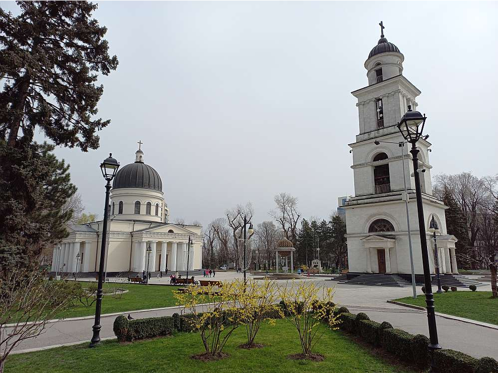 1836. gadā celtā pareizticīgo katedrāle pilsētas centrā pārstāv veco Kišiņevas arhitektūru. Pa labi – zvanu tornis, kas padomju varas gados iznīcināts, bet, sākoties "perestroikas" atkusnim – atjaunots.