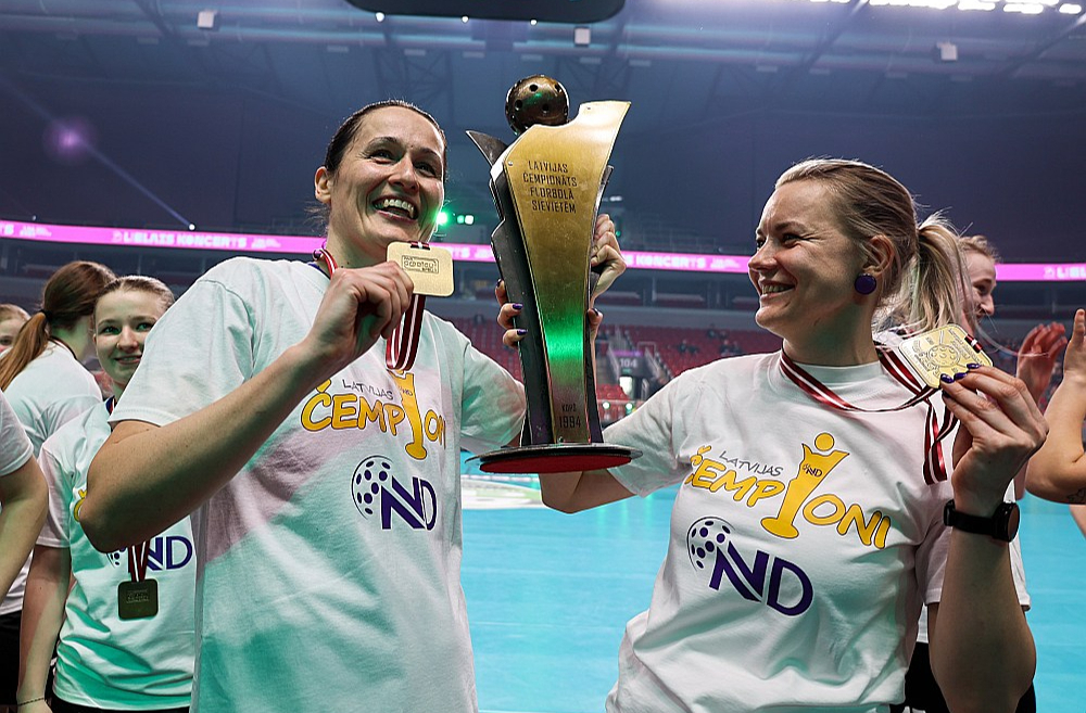 Latvijas sieviešu florbola kluba "NND/RJTC" dibinātājas Karīna Saidova (no kreisās) un Santa Muceniece ar Latvijas čempionu kausu.