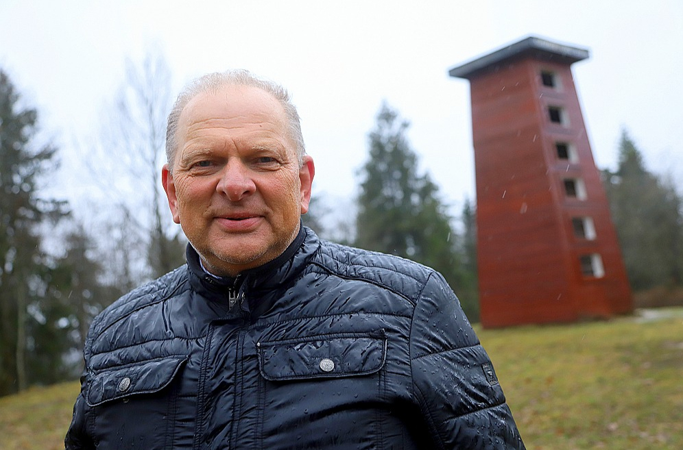 Madonas novada domes priekšsēdētāja vietnieks Zigfrīds Gora atklāj, ka pašvaldība labprāt redzētu jaunu skatu torni Gaiziņkalna virsotnē un būtu gatava rīkoties, tiklīdz šī zemes gabala dāvinājums tiktu juridiski noformēts. Fonā – koka dekorācija, kas iezīmē Gaiziņkalna virsotni. Kad te varētu pacelties jauns skatu tornis, skaidrības joprojām nav.