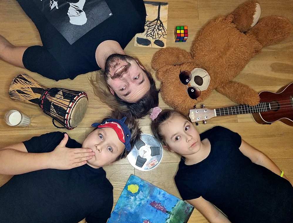 Grupa "Rupuči", kurā muzicē Rasimu ģimene – tētis Kristaps un bērni Terēze un Ernests –, 6. maijā aicina uz dzīvespriecīgu koncertu Rīgā VEF Kultūras pilī. Protams, uz skatuves kāps arī grupas ceturtais dalībnieks – Lācis NoMeža.
