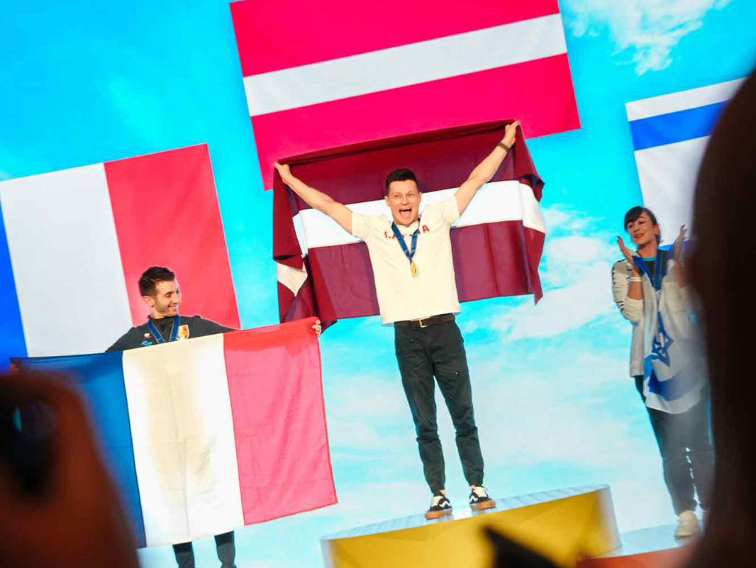 Toms Īvāns izcīna Eiropas kausu un iegūst trešo vietu Pasaules kausa izcīna iekštelpu lidošanā (indoor skydiving).