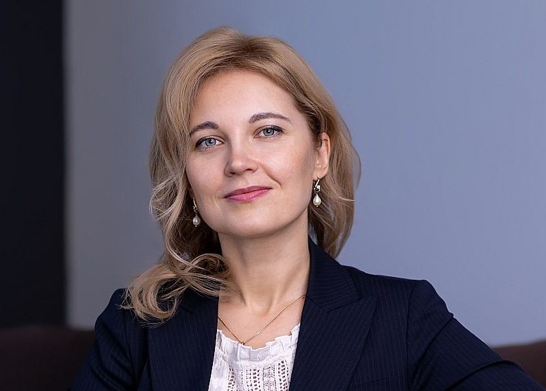 Zinātņu doktore, Patērētāju tiesību aizsardzības centra galvenā juriste un vairāku augstskolu pasniedzēja Zanda Dāvida: "Nezināmas izcelsmes produktu izplatīšana un tirgošana, apgalvojot, ka produkts ārstēs autismu, vēzi un darīs visādus brīnumus, vispār nebūtu pieļaujama. Cilvēku maldināšana ir jāizskauž."