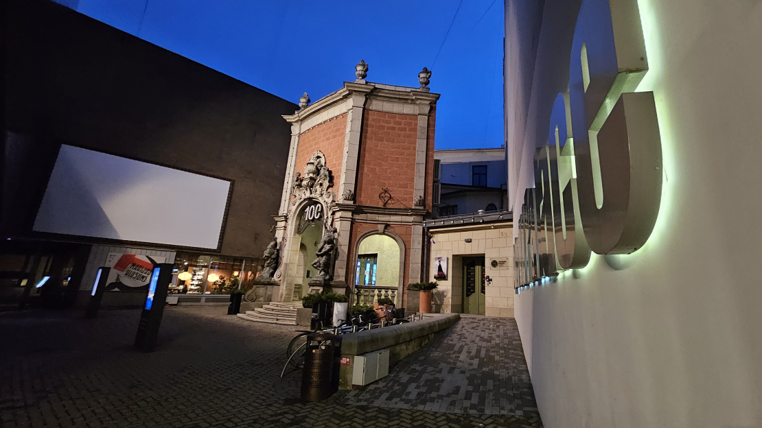4. maija vakarā Latvijas filmu maratona noslēgumā līdz ar tumsas iestāšanos paredzēts tradicionālais brīvdabas seanss kinoteātra priekšpagalmā "Splendid Garden".