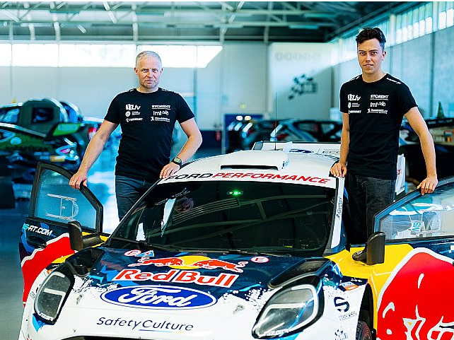Mārtiņš Sesks (no labās) un Renārs Francis debiju pasaules rallija čempionāta elitē piedzīvos ar "Ford Puma Rally 1" mašīnu.