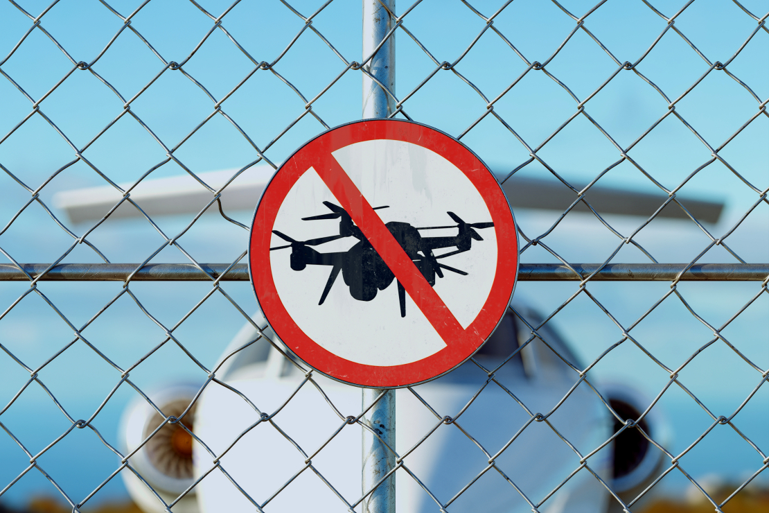 Obligāti jāievēro bezpilota gaisa kuģa pilotēšanai noteiktie ierobežojumi, piemēram, lidlauku tuvumā.