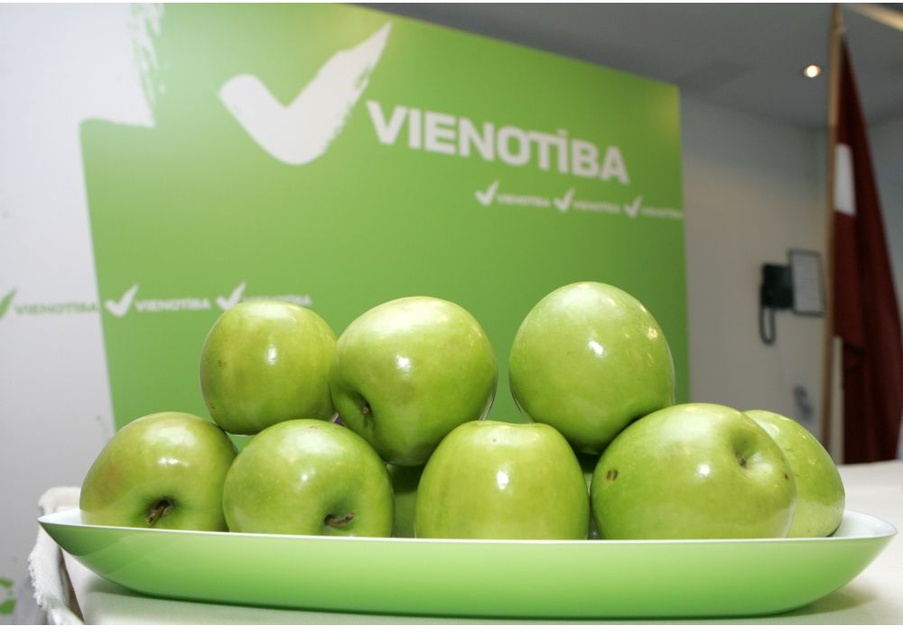 Partijai "Vienotība" šogad jāiekožas vienā rūgtā ābolā pēc otra... Vispirms skandāls ar bijušā premjera Krišjāņa Kariņa lidojumiem, tad bijušā partijas biedra un ilggadējā "Vienotības" biroja vadītāja Normunda Orleāna paziņojumi par aplokšņu algu maksāšanu (partijas vērtējumā tie ir izdomāti ar mērķi nomelnot "Vienotību"), otrdien Korupcijas novēršanas un apkarošanas birojs vēstīja, ka sācis resorisko pārbaudi saistībā ar uzņēmuma "SOAAR" izstrādātās IT sistēmas, iespējams, nelikumīgu izmantošanu partijas "Vienotība" kongresos. Tagad seko jauni pārmetumi.