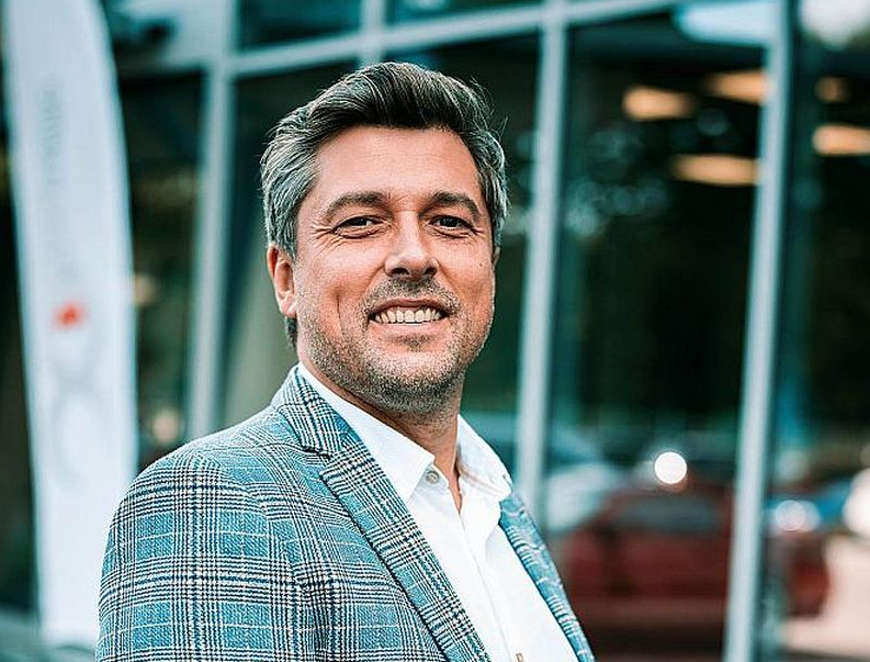 Edgars Bergholcs, Viedās un energoefektīvās pilsētvides tehnoloģiju asociācijas valdes loceklis: "Tik liela iedzīvotāju aktivitāte saules paneļu uzstādīšanā, kāda bija šī gada pirmajos četros mēnešos, iepriekš tika pieredzēta vien saules paneļu buma laikā 2022. gadā."