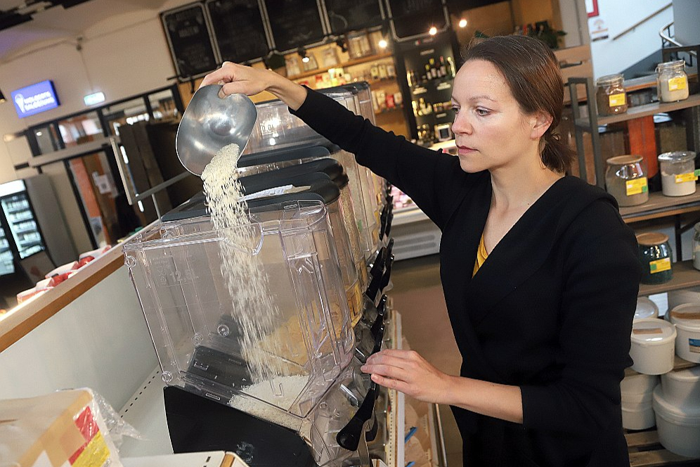 "Zero waste" koncepta veikala saimniece Elīna Veide vispirms mēģinājusi samazināt savas ģimenes radīto atkritumu daudzumu. Tad radusies pārliecība, ka jāizveido beziepakojuma veikals Pārdaugavas iedzīvotājiem. "Ir skaidrs, ka cilvēkiem beziepakojuma koncepts vairs nerada izbrīnu un liekas saprotams kā ideja. Bet vai liela daļa sabiedrības pāries uz šādu atbildīgu iepirkšanos? To gan nezinu..."