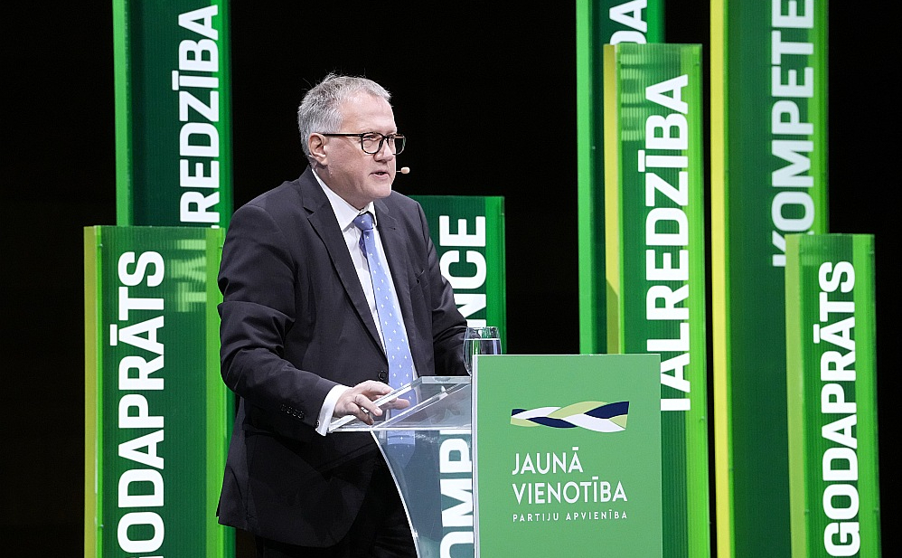 Par nesakārtoto partijas saimniecību atbildība būtu jāuzņemas tās priekšsēdētājam Arvilam Ašeradenam, taču pašlaik "Vienotība" par labāku aizstāvības taktiku uzskata dažādu pārmetumu izteikšanu trauksmes cēlājiem.