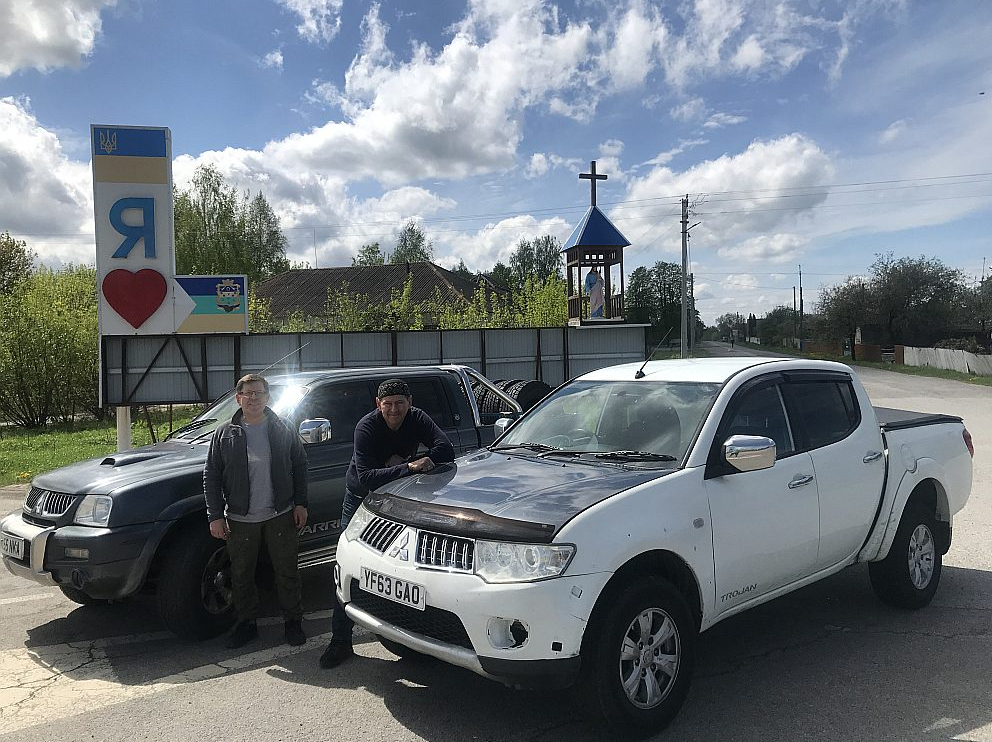Raksta autors Atis Klimovičs (no labās) un uzņēmējs Aivars Abrazons Ukrainā.