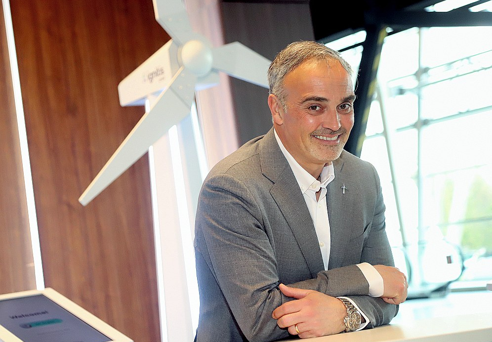"Atjaunīgās enerģijas portfeļa izveidē Latvijā "Ignitis Renewables" līdz 2030. gadam plāno investēt aptuveni 700 miljonus eiro, īstenojot saules un vēja parku projektus ar kopējo jaudu 700 megavati. Šīs ir konservatīvas prognozes, ļoti iespējams, ka tiks izpildīti arī daudz jaudīgāki projekti," teic "Ignitis Renewables" izpilddirektors Tjerī Alenss.