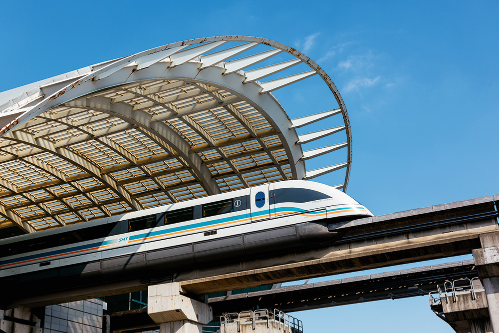 Magnētiskās levitācijas vilciens jeb maglev Šanhajā, Ķīnā, 2015. gada 15. oktobrī.