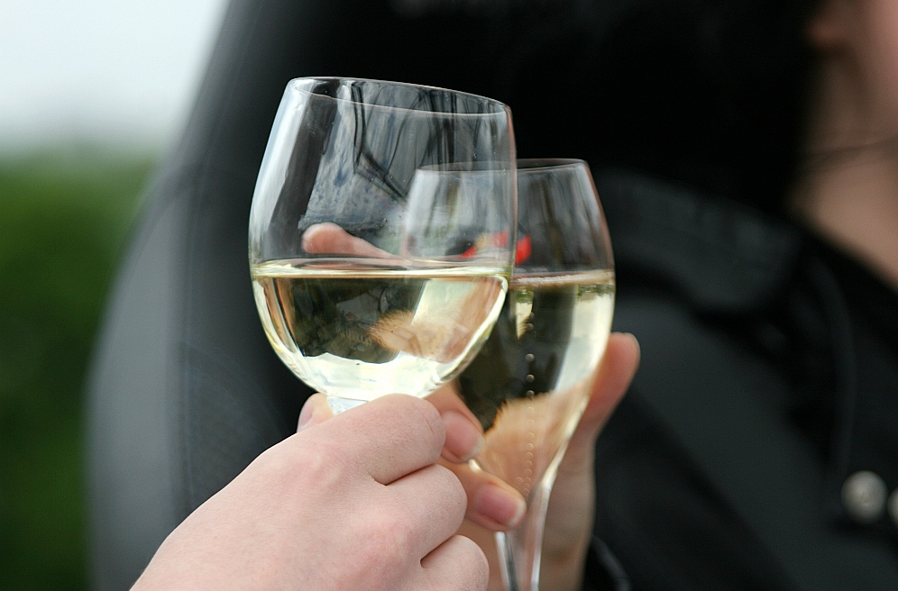 Vidusskolas izlaidumā jaunieši, visticamāk, varēs pacelt šampanieša, sidra vai vīna glāzes, bet nedrīkstēs lietot stipro alkoholu.
