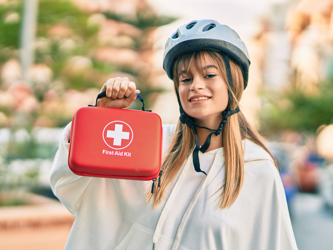 Lielāka vai mazāka pirmās palīdzības aptieciņa ir nepieciešama, dodoties ikvienā ceļojumā, arī ceļojumos ar velosipēdu vai kājām.