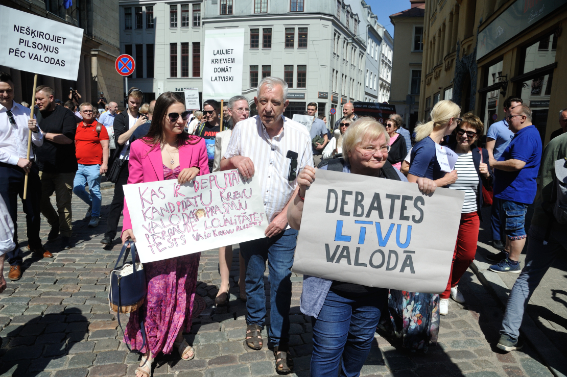 Cilvēki piketē pret EP priekšvēlēšanu debatēm krieviski. Priekšplānā Janīna Kursīte-Pakule.