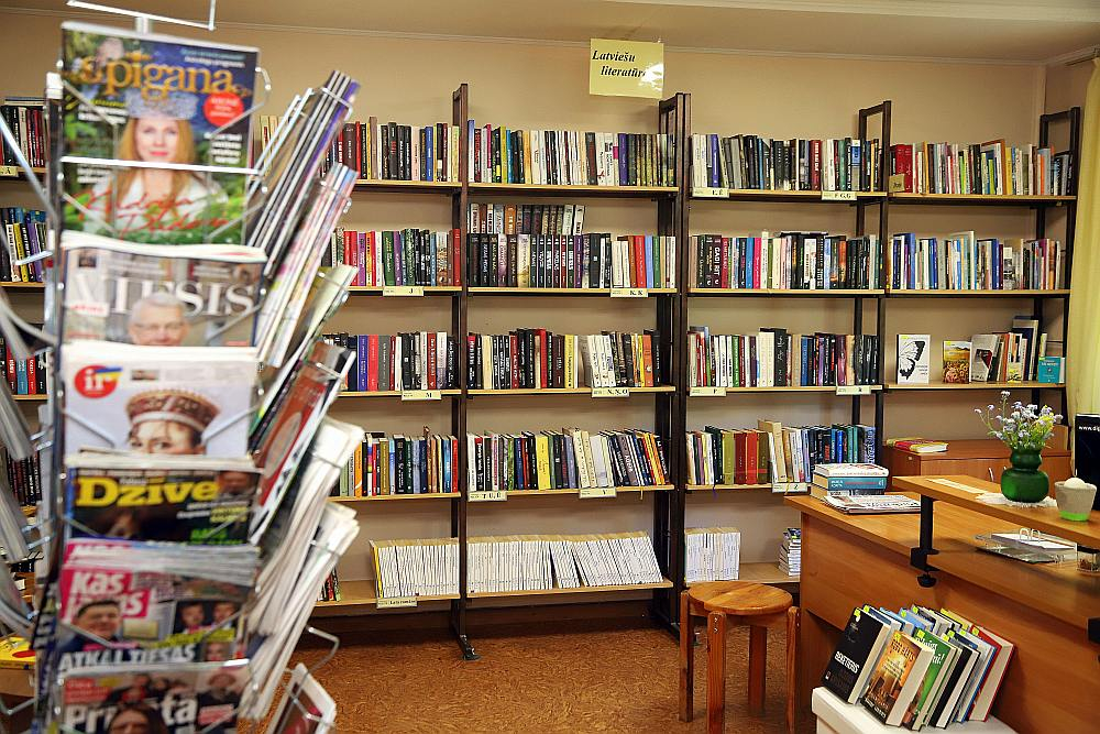 Stienes bibliotēkā glabājas ap 4000 grāmatu.