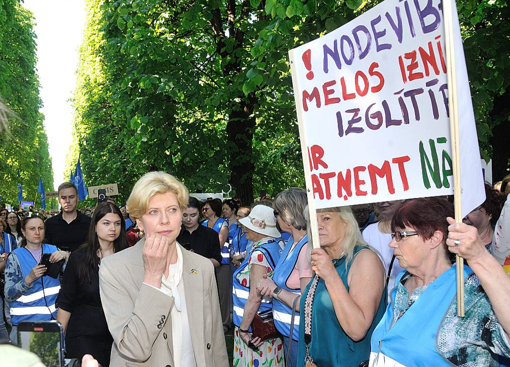 Protesta dalībnieki izglītības un zinātnes ministri Andu Čakšu sagaidīja ar skaļiem izsaucieniem. Bet ministre savā uzrunā atkārtoti uzsvēra, ka valdība esot izpildījusi pedagogu streika vienošanos.