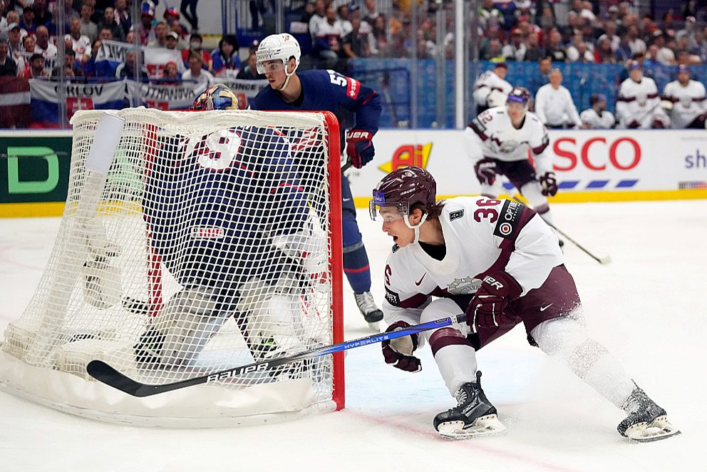 Martins Laviņš spēlē pret ASV izlasi izcēlās ar savu milzīgo enerģiju, negriezdams ceļu un nerespektēdams, ka jāspēlē pret NHL miljonāriem.