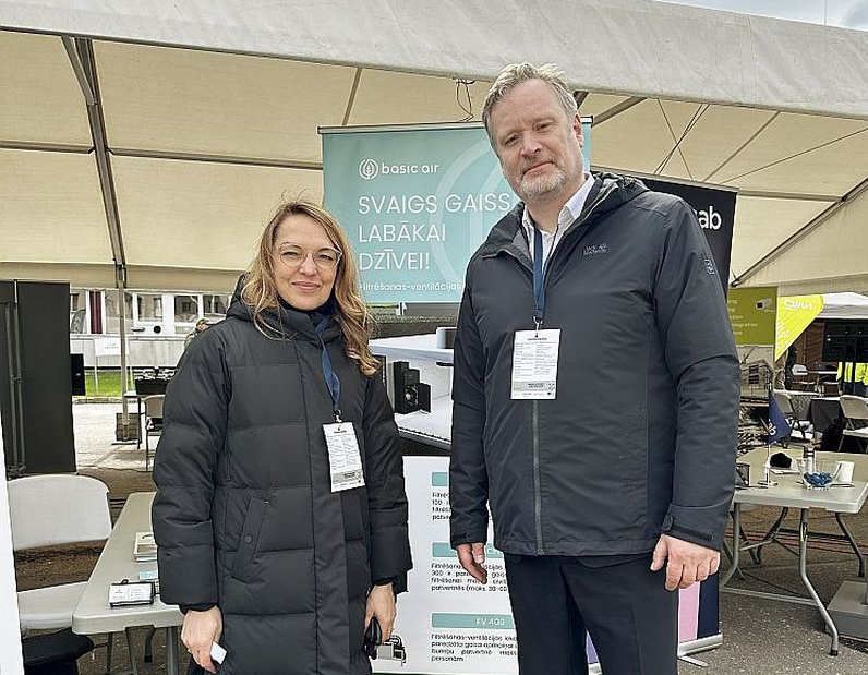 "Kā rāda citu valstu pieredze, patvertnes jau nebūvē tikai kara gadījumam. Piemēram, sprādzienizturīgas durvis vai sienas ir nepieciešamas arī miera laikā," secina uzņēmēja, zīmola "Basic Air" radītāja Inese Hlibova un "Vzdouchotecknik" biznesa attīstības vadītājs Mareks Houda, apmeklējot sadarbības partneru uzņēmumu Čehijā.