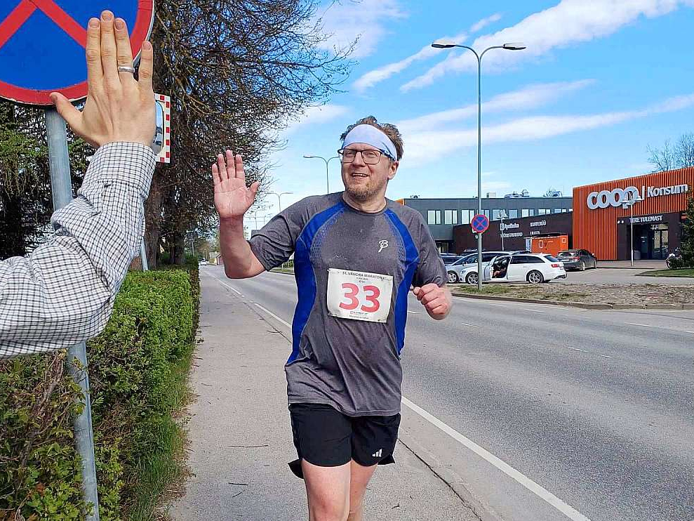 Contra ir arī skrējējs, arī saruna notiek pavisam īsu brīdi pēc noskrieta maratona.