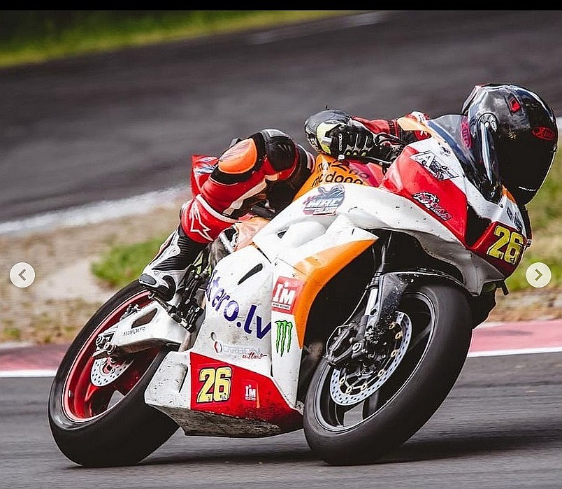 Juris Apinis bija motošosejas sportists un instruktors, strādājot ar jaunajiem motobraucējiem. Treniņā Pērnavas trasē viņš lielā ātrumā avarēja un zaudēja dzīvību.