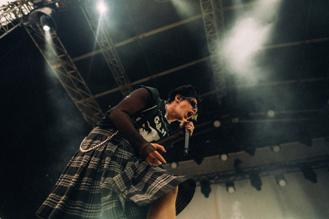 Siguldas pilsdrupu estrāde atklāj koncertsezonu ar enerģisko "Yungblud" šovu.