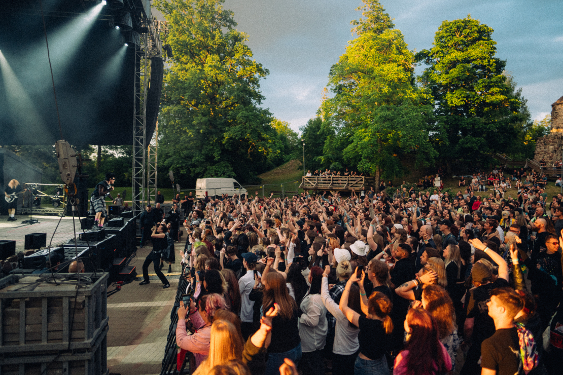 Siguldas pilsdrupu estrāde atklāj koncertsezonu ar enerģisko "Yungblud" šovu.