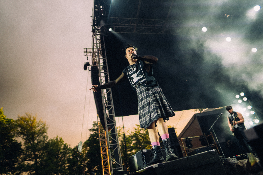 Siguldas pilsdrupu estrāde atklāj koncertsezonu ar enerģisko "Yungblud" šovu.