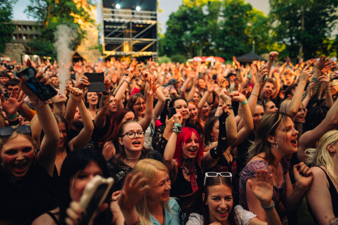 Siguldas pilsdrupu estrāde atklāj koncertsezonu ar enerģisko "Yungblud" šovu.