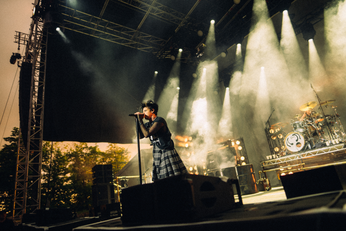 Siguldas pilsdrupu estrāde atklāj koncertsezonu ar enerģisko "Yungblud" šovu.