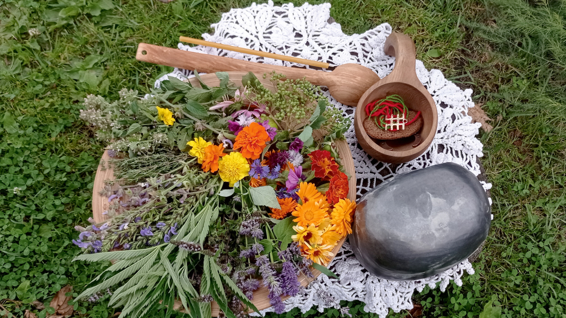 Uguns ziedojumi pirtīžu rituālā.