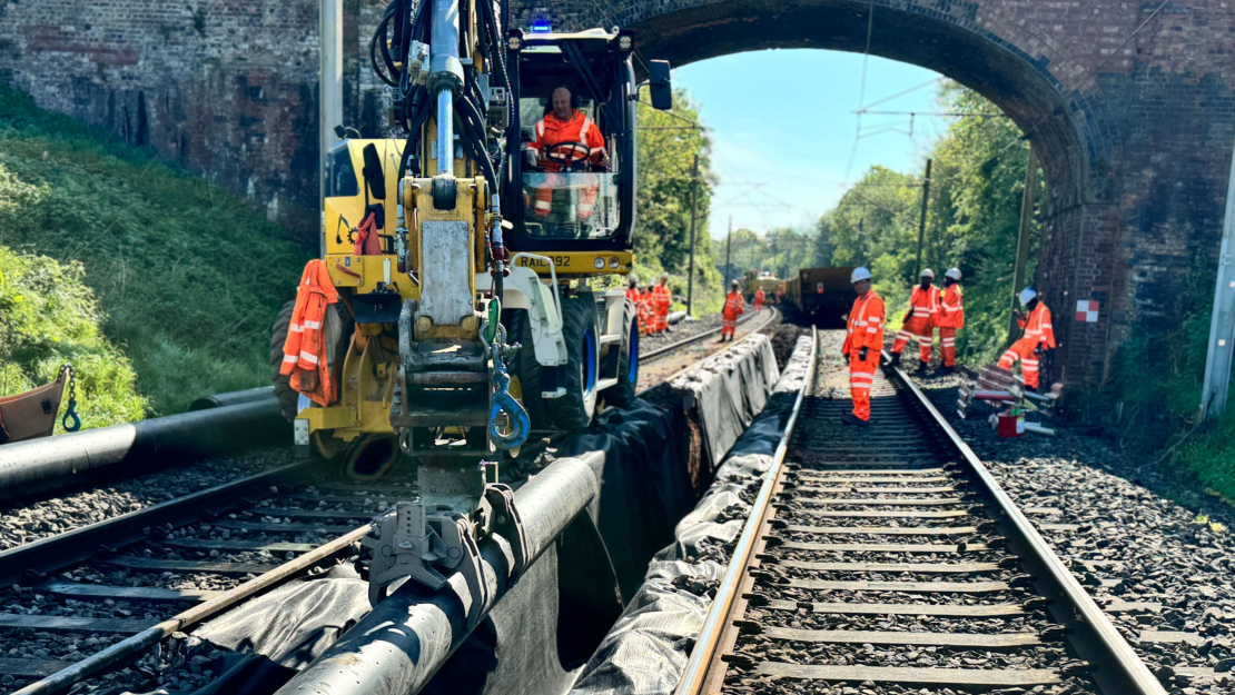 Uzņēmums "Network Rail", kam pieder un kas uztur dzelzceļa infrastruktūru Anglijā, Skotijā un Velsā, sociālajās vietnēs arī skaidro saviem sekotājiem: "Kāpēc karstā laikā mēs dažreiz palēninām vilcienus? Jo lēnāki vilcieni rada mazāku spiedienu uz sliedēm, samazinot sliežu izliekšanās iespējamību un gādājot par jūsu drošību." Un šie skaidrojumi ilustrēti ar attēliem, kur parādīta sliežu izliekšanās.