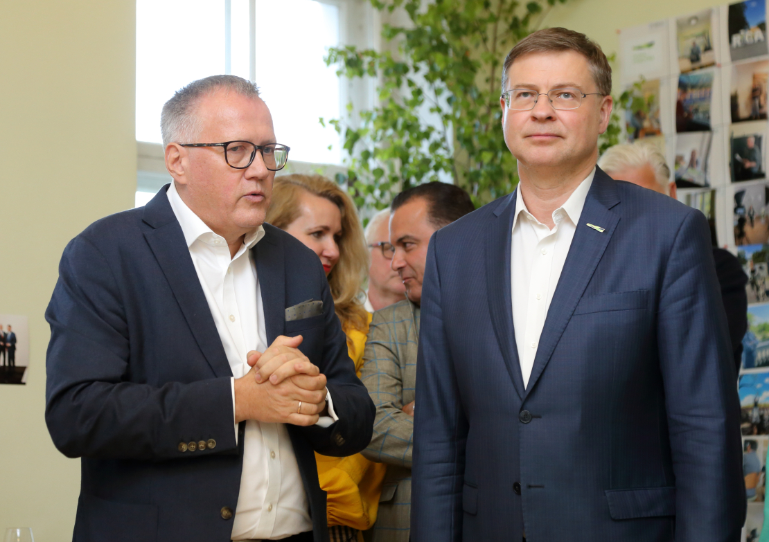 Partijas "Vienotība" priekšsēdētājs, finanšu ministrs Arvils Ašeradens, Eiropas Komisijas priekšsēdētājas izpildvietnieks Valdis Dombrovskis. Uzrunas partijas Jaunā Vienotība birojā pēc vēlēšanām. 