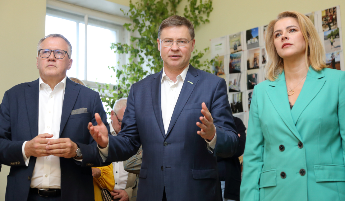 Partijas "Vienotība" priekšsēdētājs, finanšu ministrs Arvils Ašeradens, Eiropas Komisijas priekšsēdētājas izpildvietnieks Valdis Dombrovskis, Ministru prezidente, partijas "Vienotība" valdes locekle Evika Siliņa. Uzrunas partijas Jaunā Vienotība birojā pēc vēlēšanām.