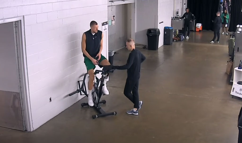 Kristaps Porziņgis iesildās pirms spēles Dalasā.