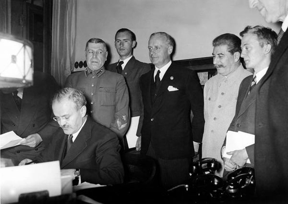 Molotova-Ribentropa pakta parakstīšana.