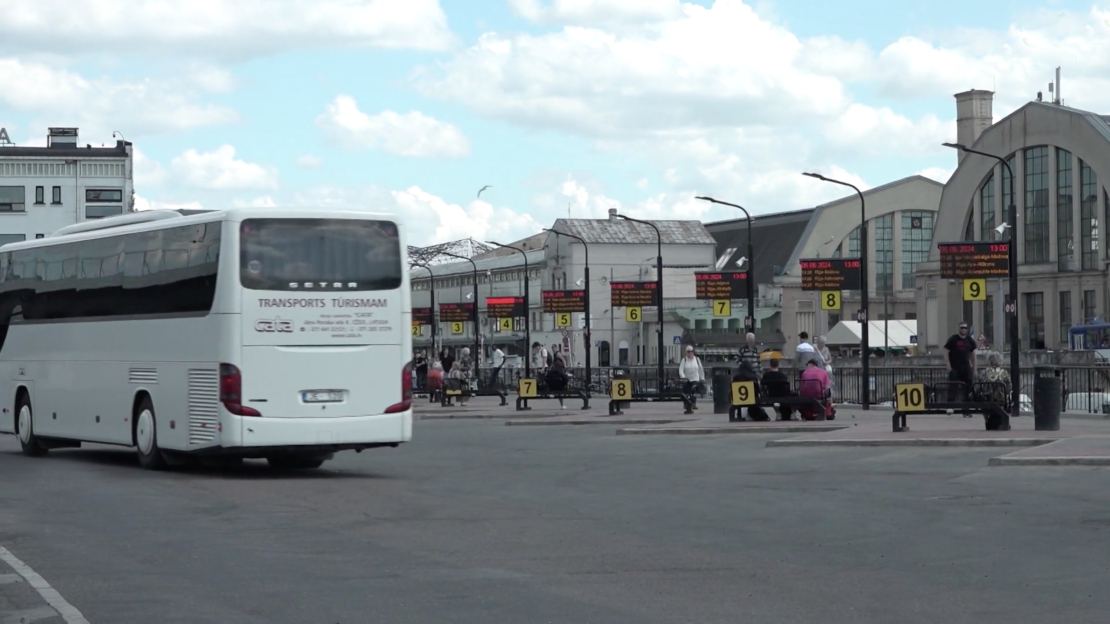 Rezultātā sieviete tā arī palika uz perona gaidīt nākamo autobusu...