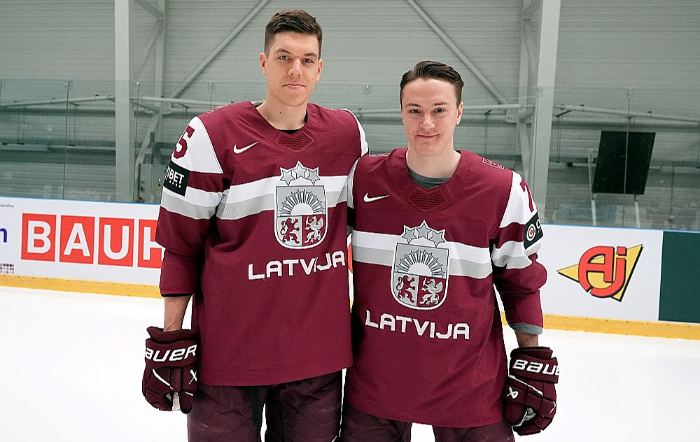 Roberts Mamčics (no kreisās) un Kristaps Zīle nākamajā sezonā spēlēs Čehijā – Roberts Karlovi Varu komandā, bet Kristaps Litvīnovā.