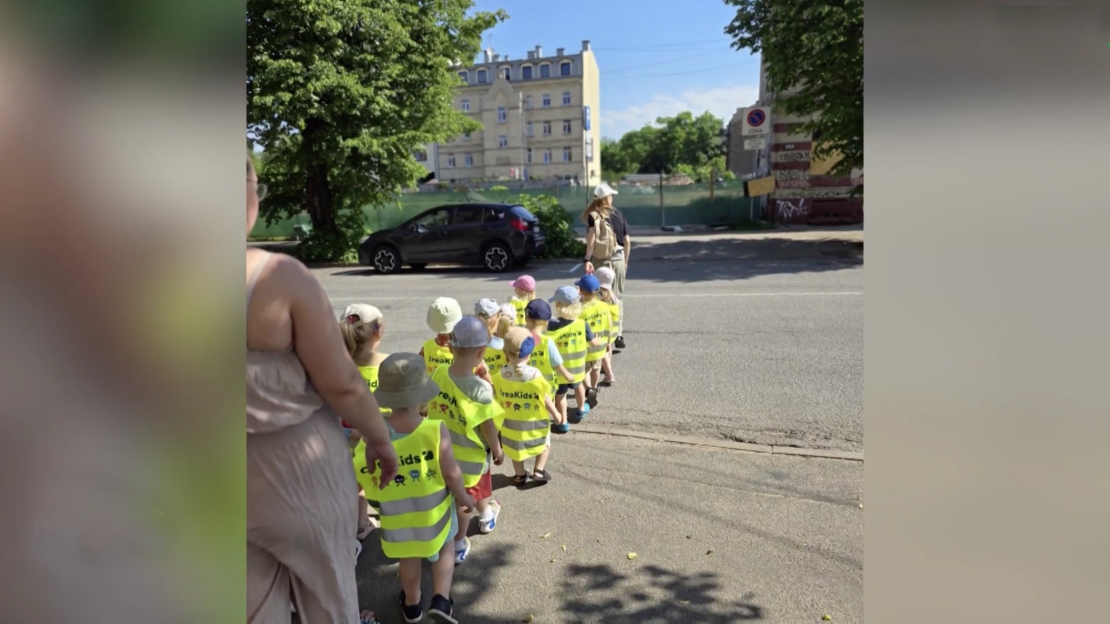 Pa dienu bērni iet staigāties un viņiem ir jāpāriet šī iela.