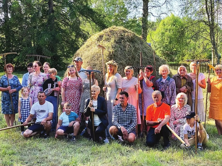 Sācies siena laiks, kas Latvijā apvīts ar dažādām senču tradīcijām. Lai atsvaidzinātu senās prasmes, Vidagā sarīkota īsta siena talka – paaudžu sadarbības pasākums, kurā ikviens varējis iemēģināt roku siena grābšanā un zārda likšanā.