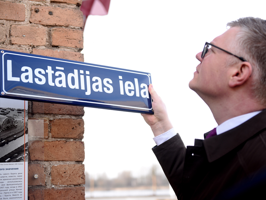 Kopš šī gada pavasara Rīgā Maskavas ielas vietā beidzot ir Latgales iela. Tās sākuma posmam piešķirts Lastādijas nosaukums. Rīgas domes priekšsēdētājs Vilnis Ķirsis jaunās plāksnītes uzstādīšanā 2024. gada 27. martā.
