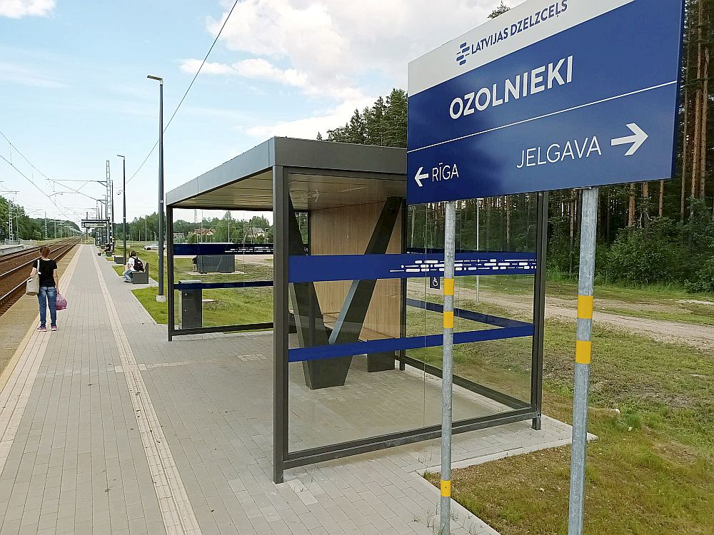 Vilcienu pieturvieta "Ozolnieki" ir viena no sešām Jelgavas līnijā, kas šobrīd nodota pagaidu ekspluatācijā. Pavisam "LDz" jāmodernizē 48 stacijas, kur kursē "Vivi" pasažieru vilcieni.