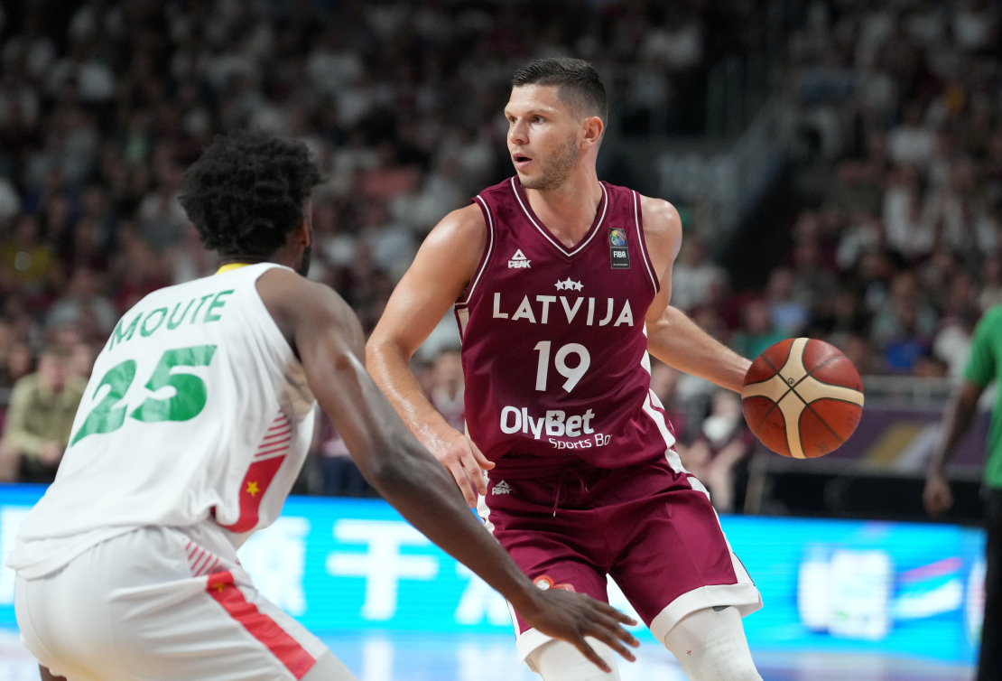 Latvijas basketbola izlases spēlētājs Rihards Lomažs (no labās) Olimpiskās kvalifikācijas turnīra pusfināla spēlē bakstebolā vīriešiem starp Latvija un Kamerūnas valstsvienībām "Arēnā Rīga".