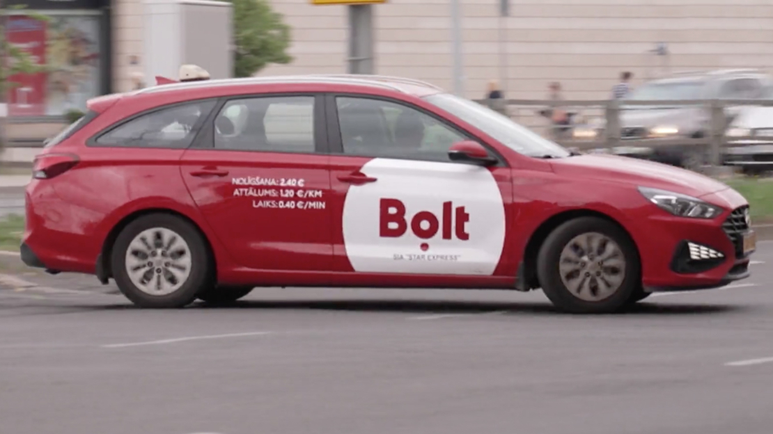 Izrādās, ka taksometru vadītāji jau gadiem neesot mierā ar “Bolt” platformas sadarbības nosacījumiem un samaksu par darbu.