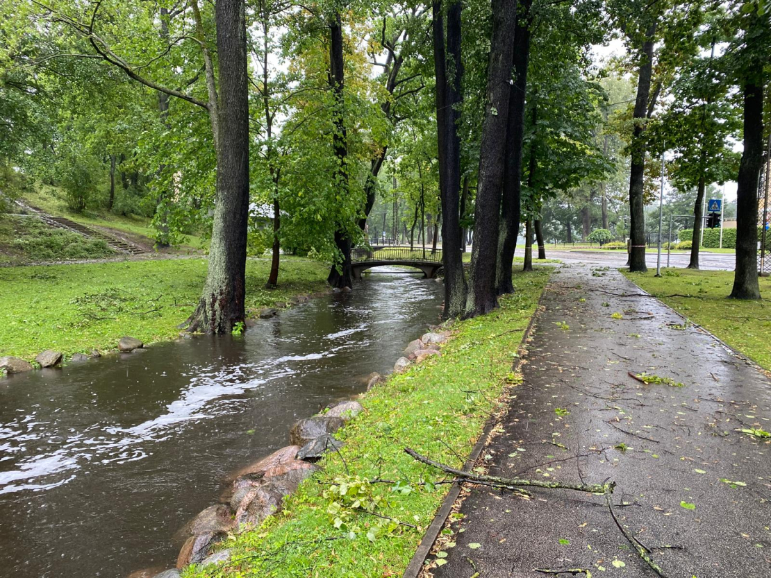 Vētras sekas un plūdi pie Uzvaras parka, Arkādijas parkā. 