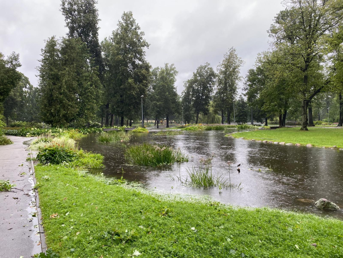 Vētras sekas un plūdi pie Uzvaras parka, Arkādijas parkā. 