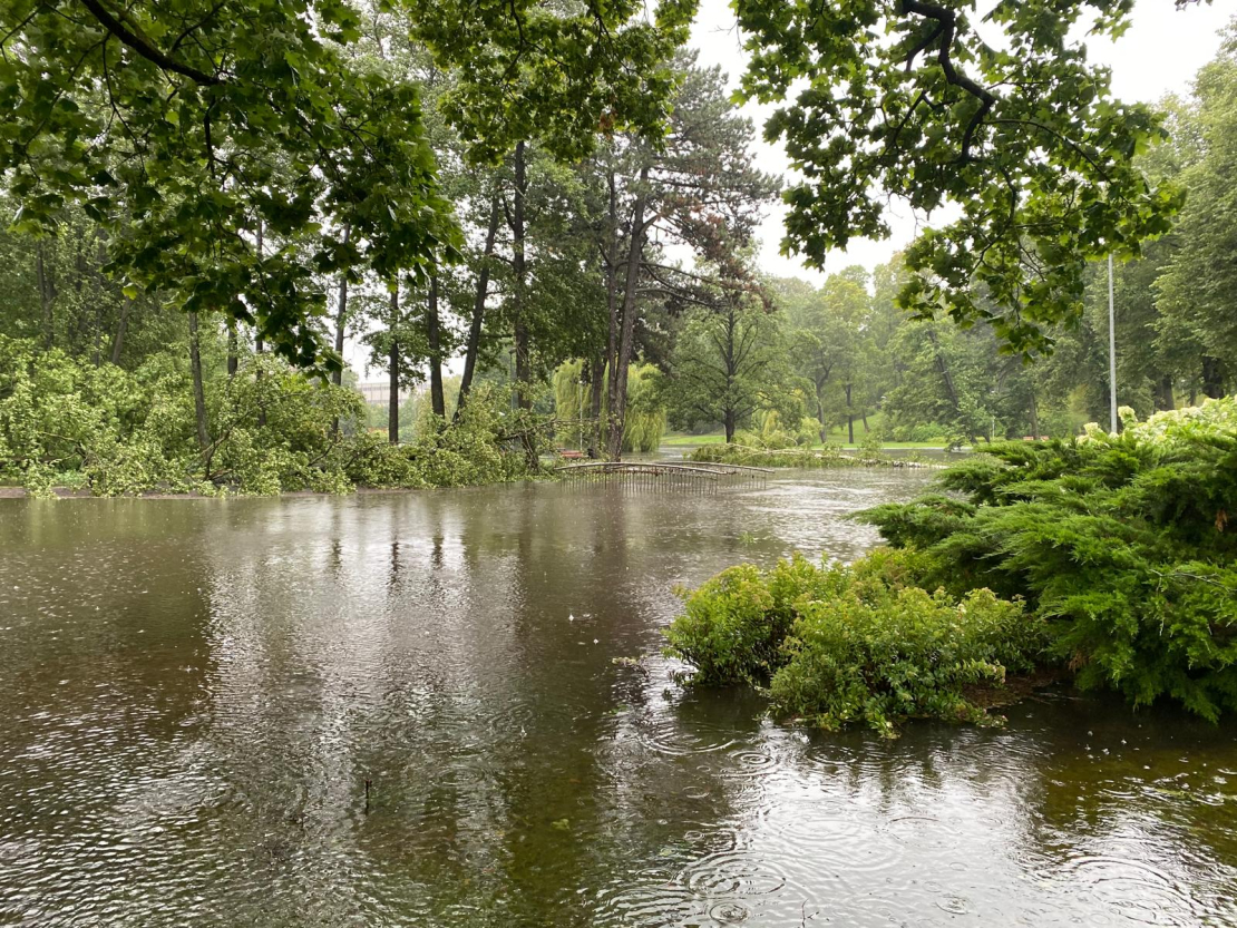 Vētras sekas un plūdi pie Uzvaras parka, Arkādijas parkā. 