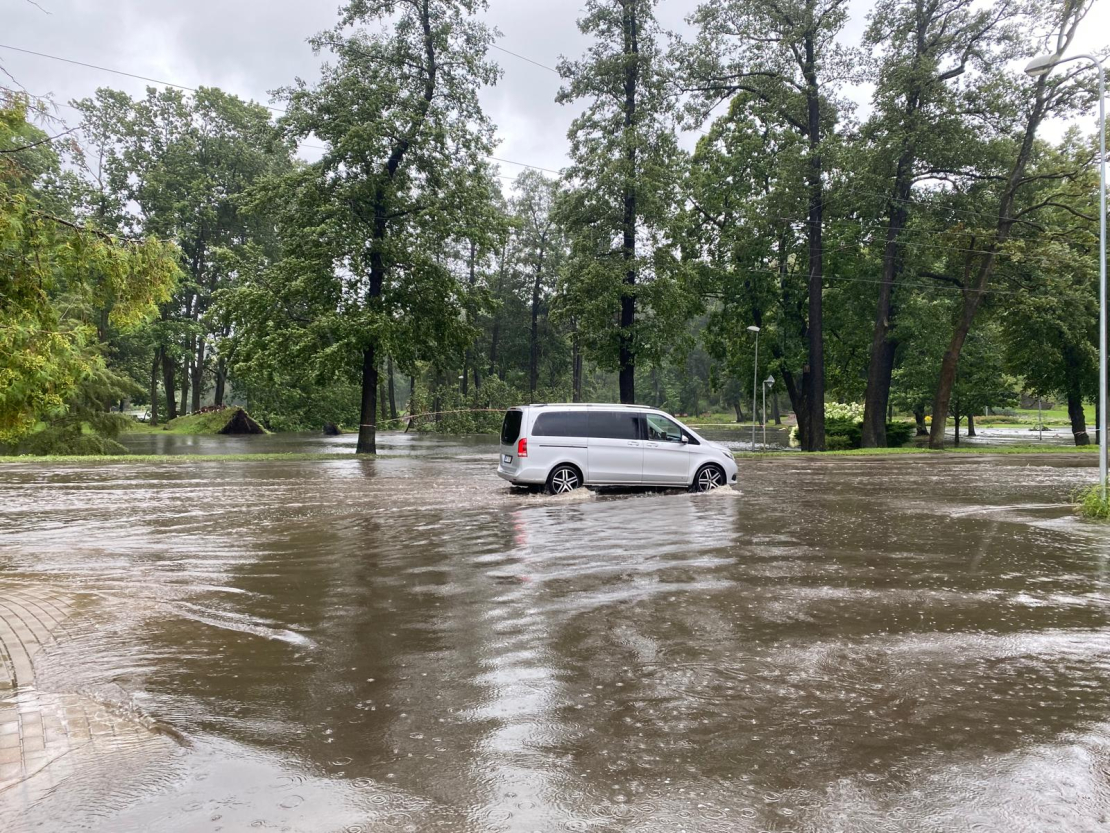 Vētras sekas un plūdi pie Uzvaras parka, Arkādijas parkā. 