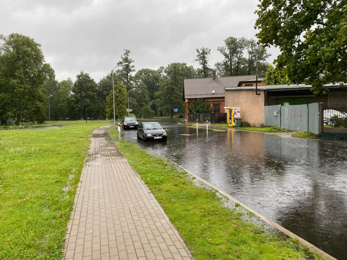 Vētras sekas un plūdi pie Uzvaras parka, Arkādijas parkā. 